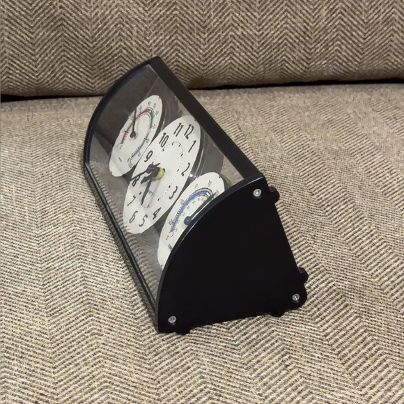 VTG QUARTZ Black and White Wall Clock with Thermometer and Hygrometer - Picture 3 of 5